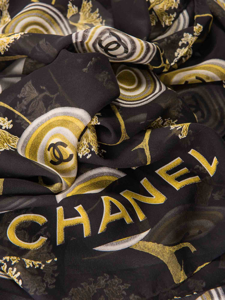 CHANEL シルクスカーフ 黒 金色装飾 Made in Italy CHANEL Vintage CC Logo Silk Medallion Scarf Black Gold