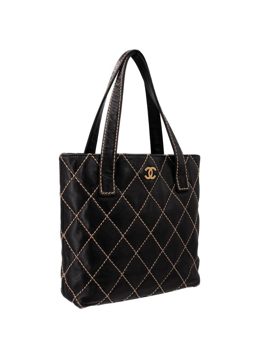 CHANEL ブラックレザー バックパック CHANEL Quilted Leather Surpique Bag Black