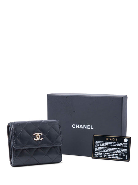 Chanel CC Logo Quilted Compact Wallet Black display picture 1