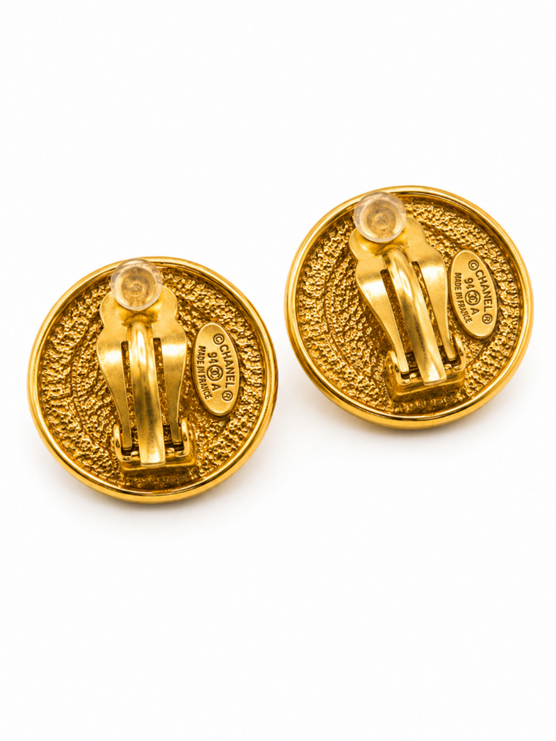 CHANEL Vintage 24K Hammered Pearl Clip On Earrings Ivory