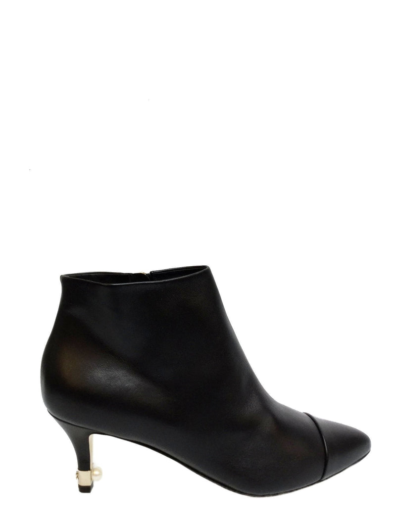 Black Leather Pointed-Toe Boots with CC Logo and Pearl Size 38.5 US 8.5-designer resale