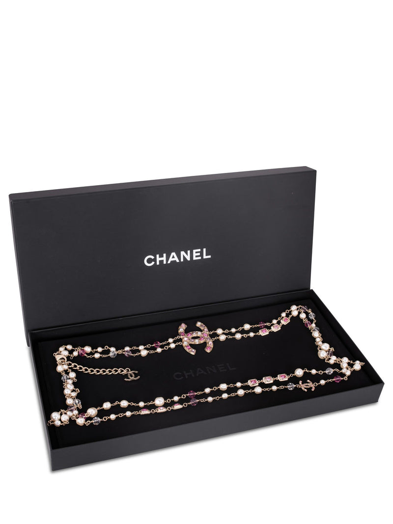 chanel logo pearl necklace