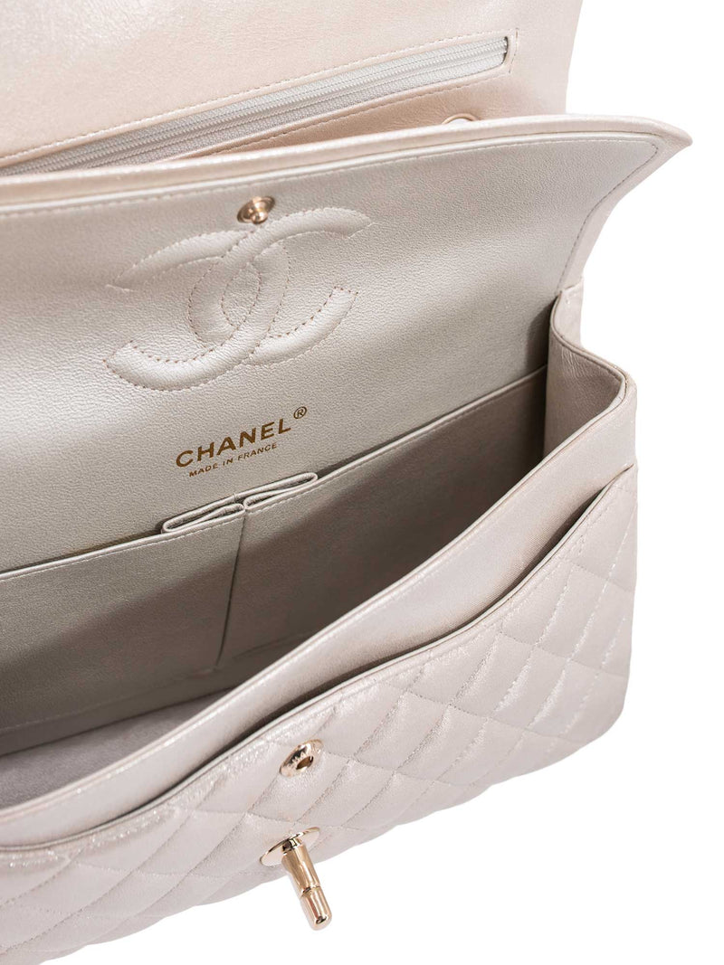  Chanel, Pre-Loved Blue Chevron Lambskin Classic Double Flap  Medium, Blue : Luxury Stores