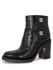 Chanel Ankle Combat Boots CC Logo in Back Leather Black ref.609934 - Joli  Closet