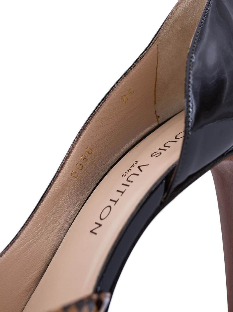 Beige patent leather pump with gold and silver metal brand Louis